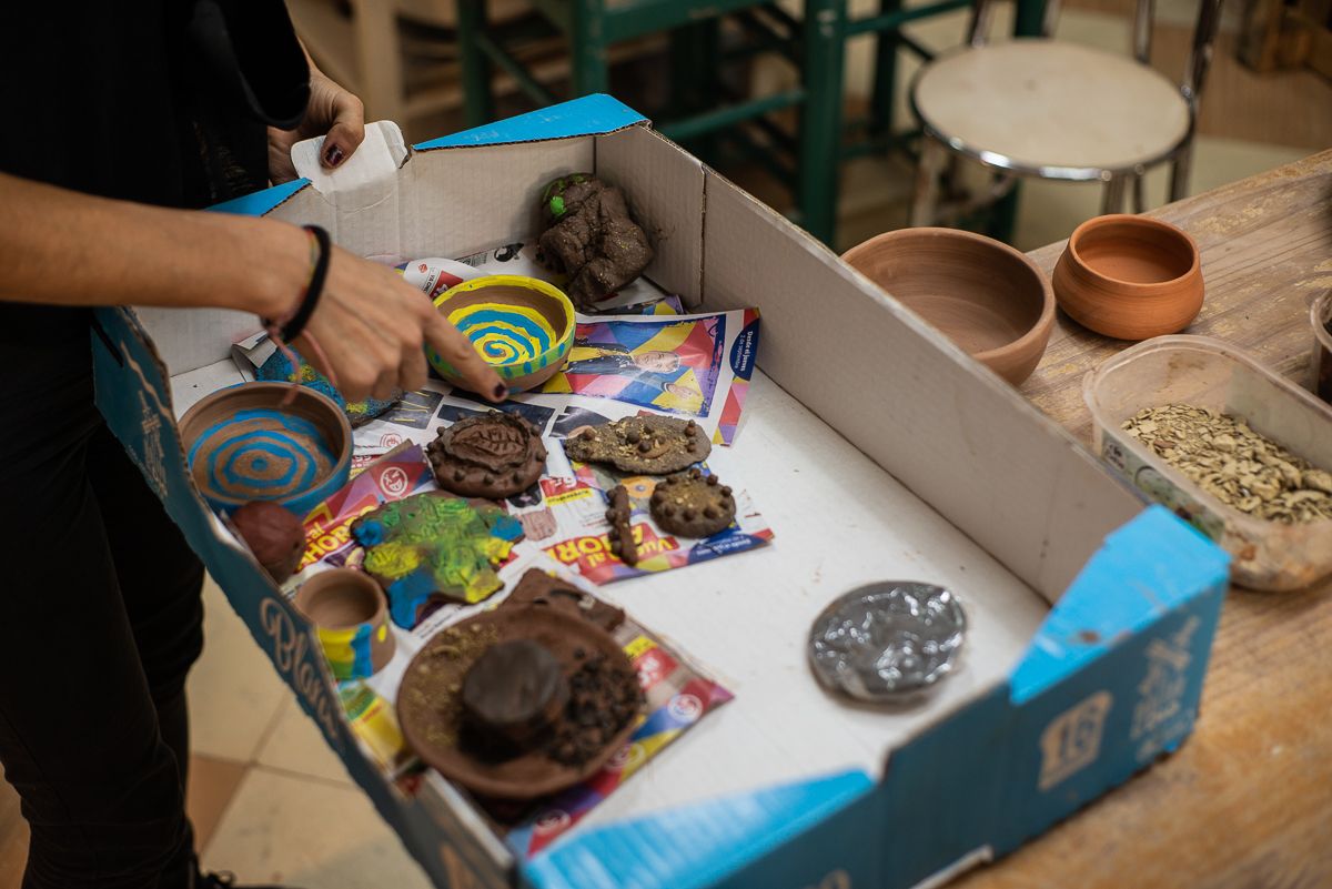 Caja con las creaciones de los pequeños.