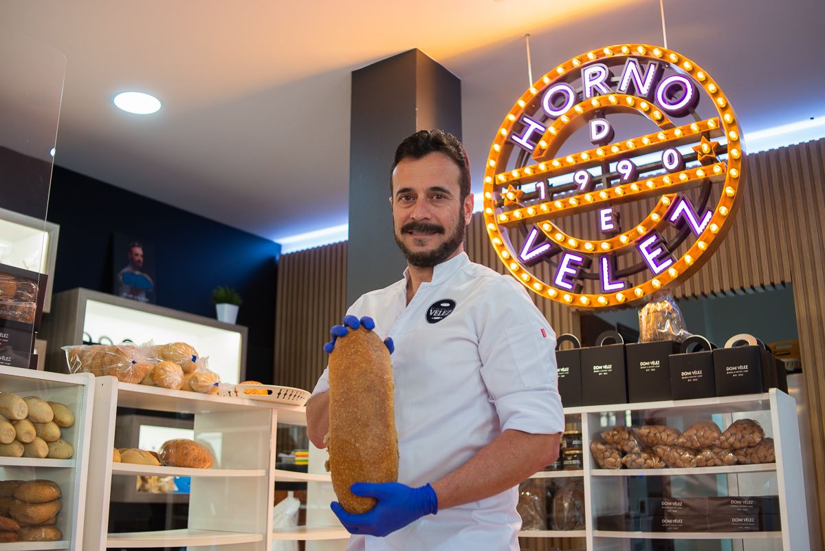 Domi Vélez, en su despacho, con una telera de Lebrija.