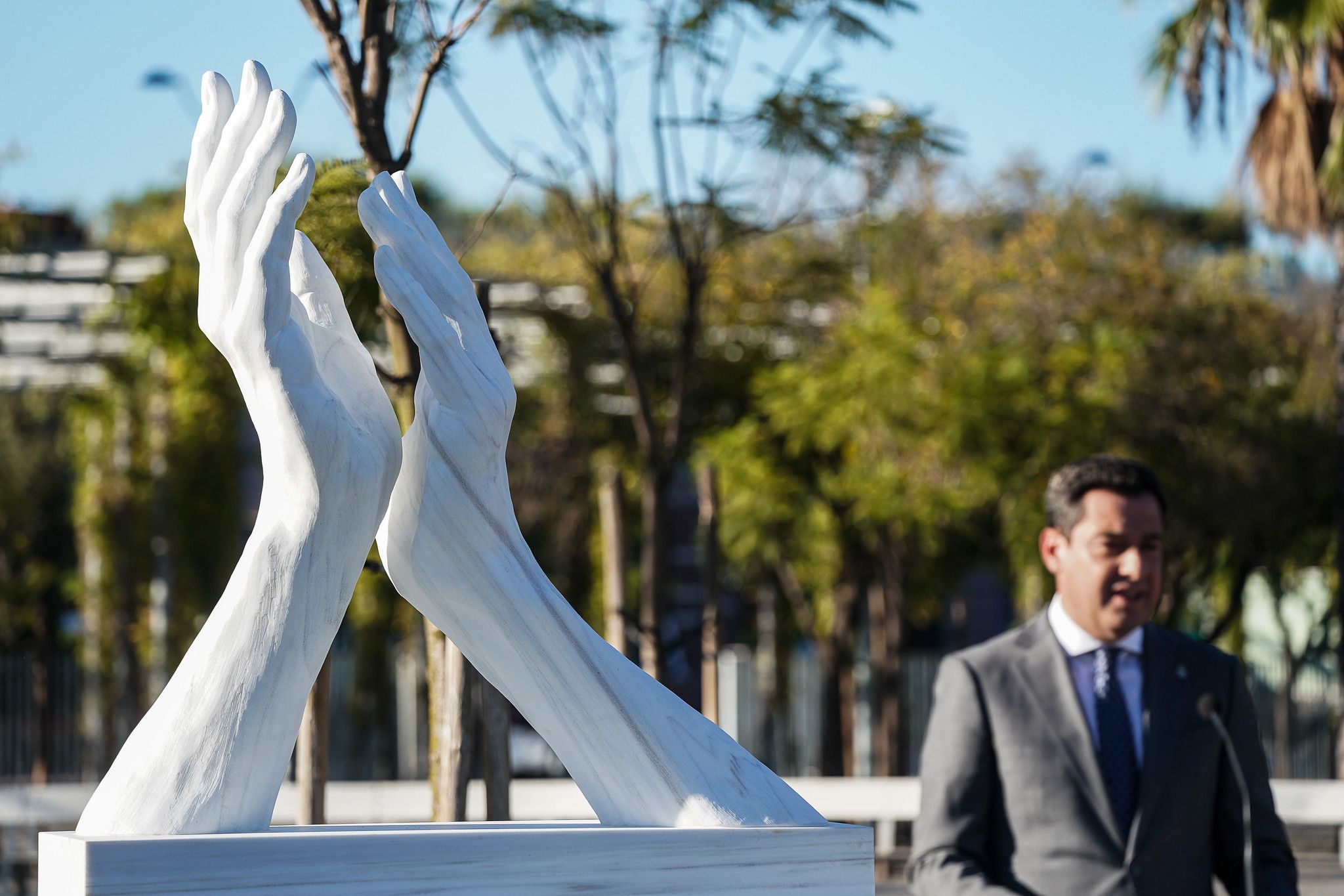 Moreno Bonilla inaugurando el monumento homenaje a los sanitarios poco después de no renovar a 8.000