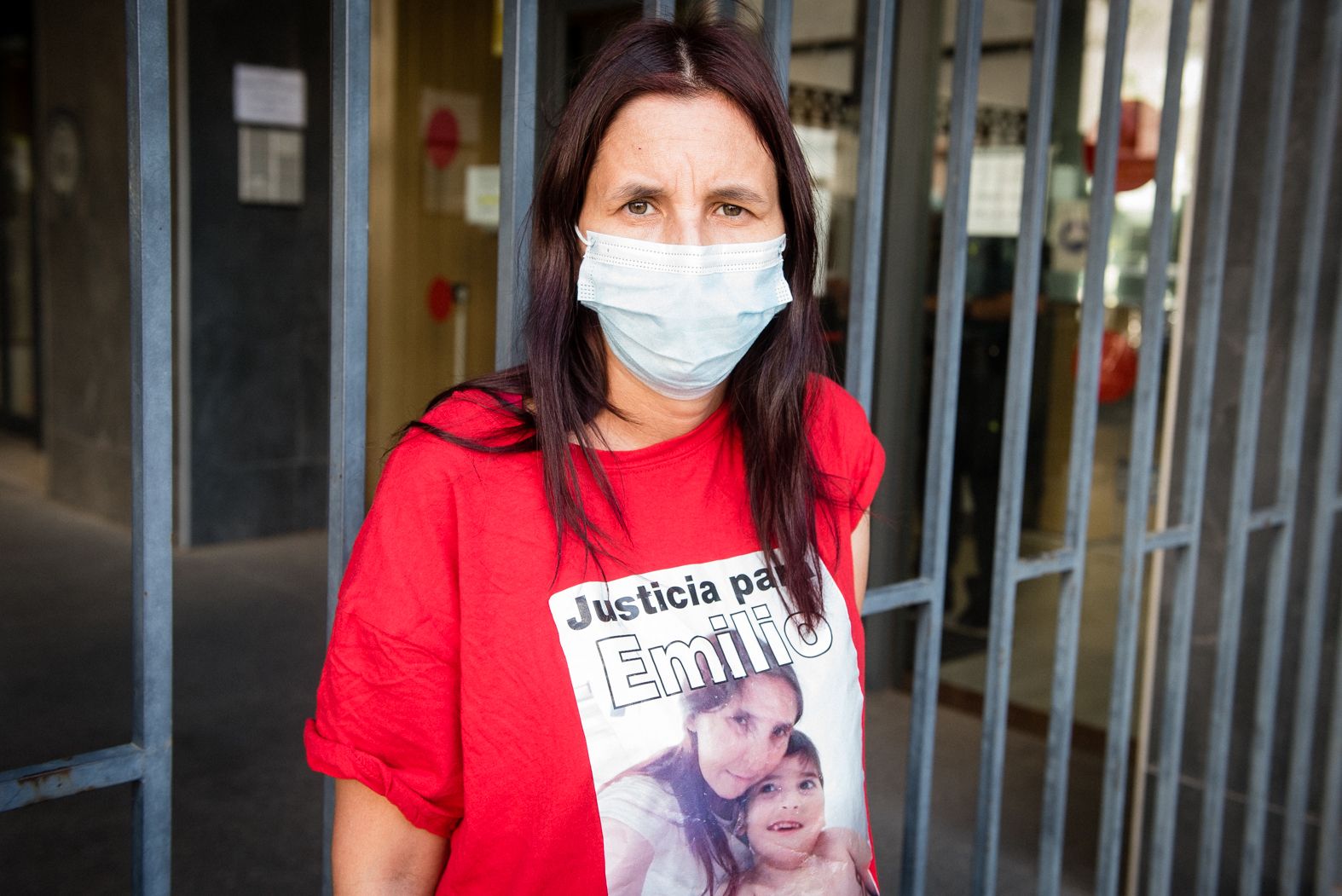 Sara Casas, a la puerta de los Juzgados de Sevilla, pidiendo justicia para su hijo menor.   MAURI BUHIGAS