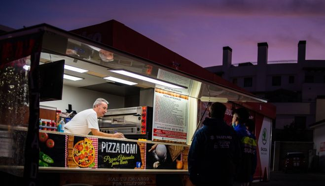 Domi, el pizzero francés ‘rodante’ que conquista a Jerez con sus pizzas con base de nata, en su 'food truck', en días pasados.