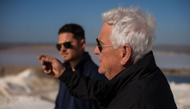 Mariano y Andrés López muestran las salinas con Doñana de fondo. 