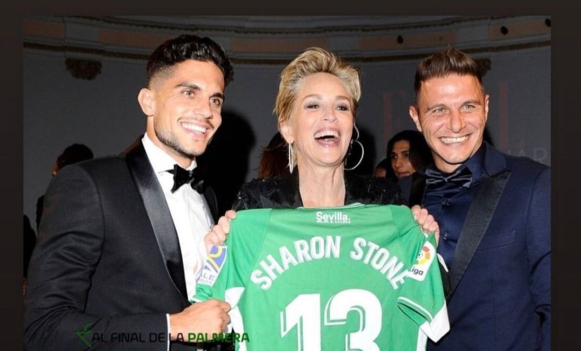 Sharon Stone feliz con su camiseta del Betis.
