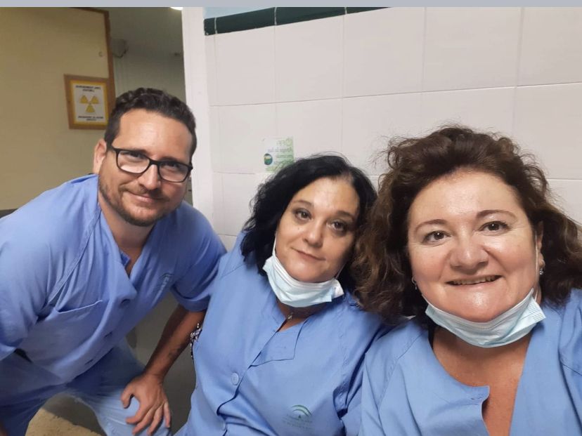 Antonio Carlos Cintas, junto a dos de sus ya excompañeras.