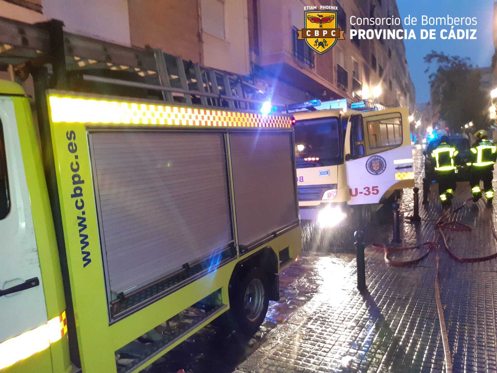Los bomberos actúan en el inmueble afectado por las llamas.