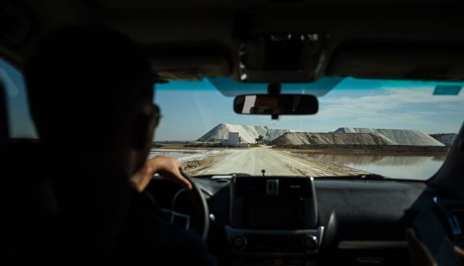 Vista de las salinas de Proasal desde el coche. MANU GARCÍA