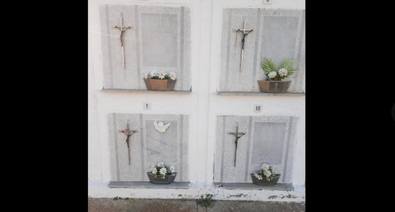 Las cuatro lápidas en el cementerio de Jerez que recuerdan el grave accidente de tren de El Cuervo.