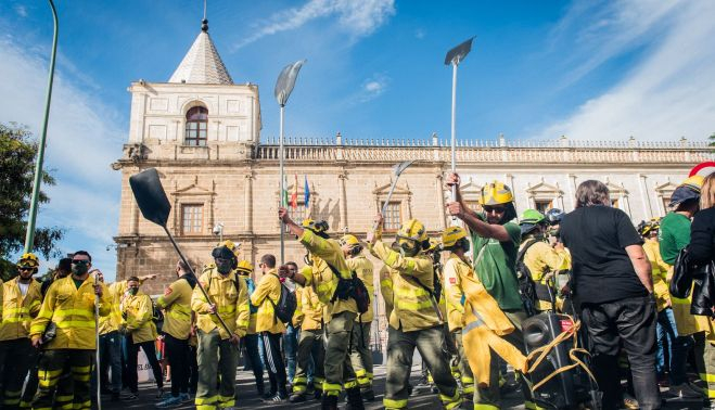 Los trabajadores protestaron golpeando sus batefuegos contra el sueño.