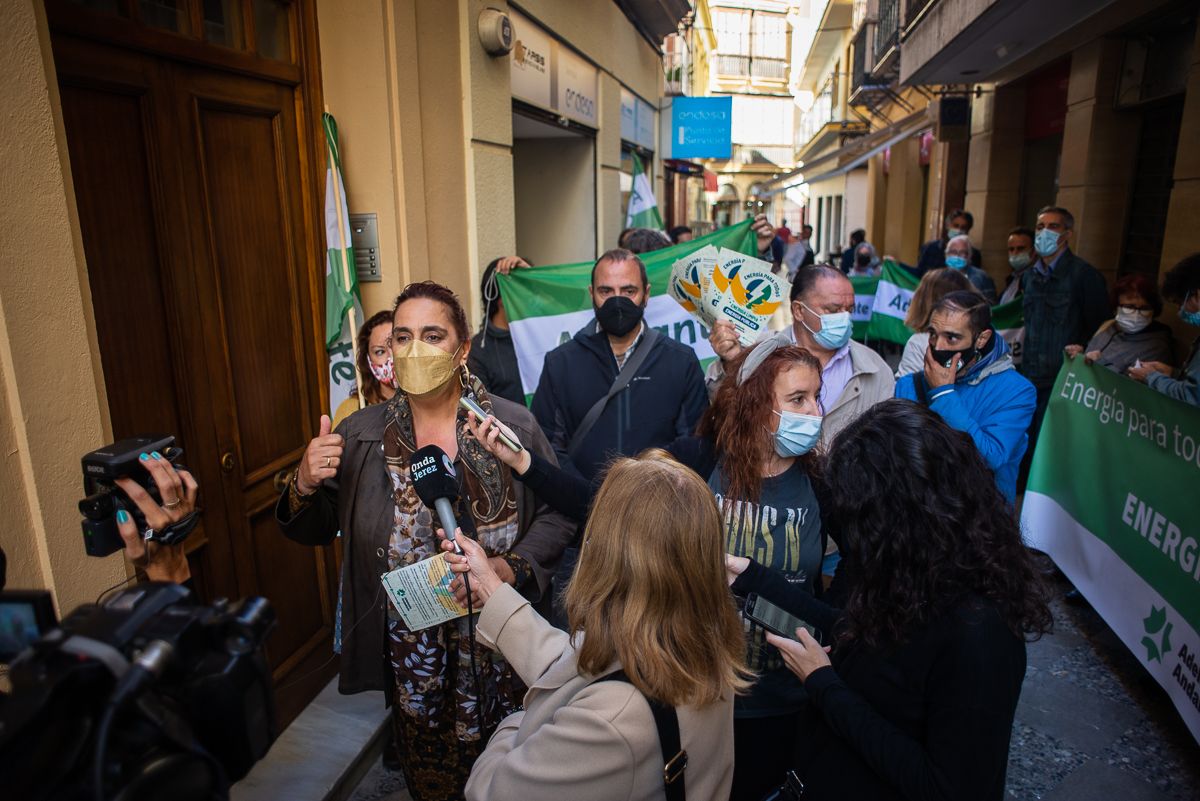 La parlamentaria, Ángela Aguilera, atiende a los medios.