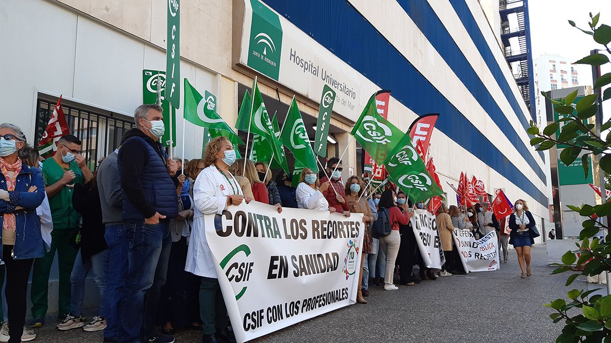 Una movilización de sanitarios a las puertas del Hospital Puerta del Mar.