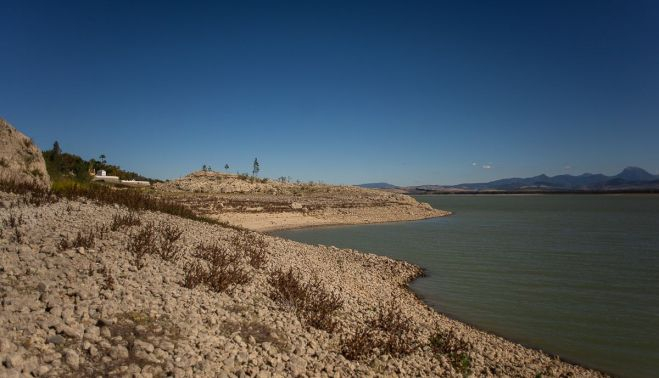Orilla seca del pantano de Bornos.   MANU GARCÍA