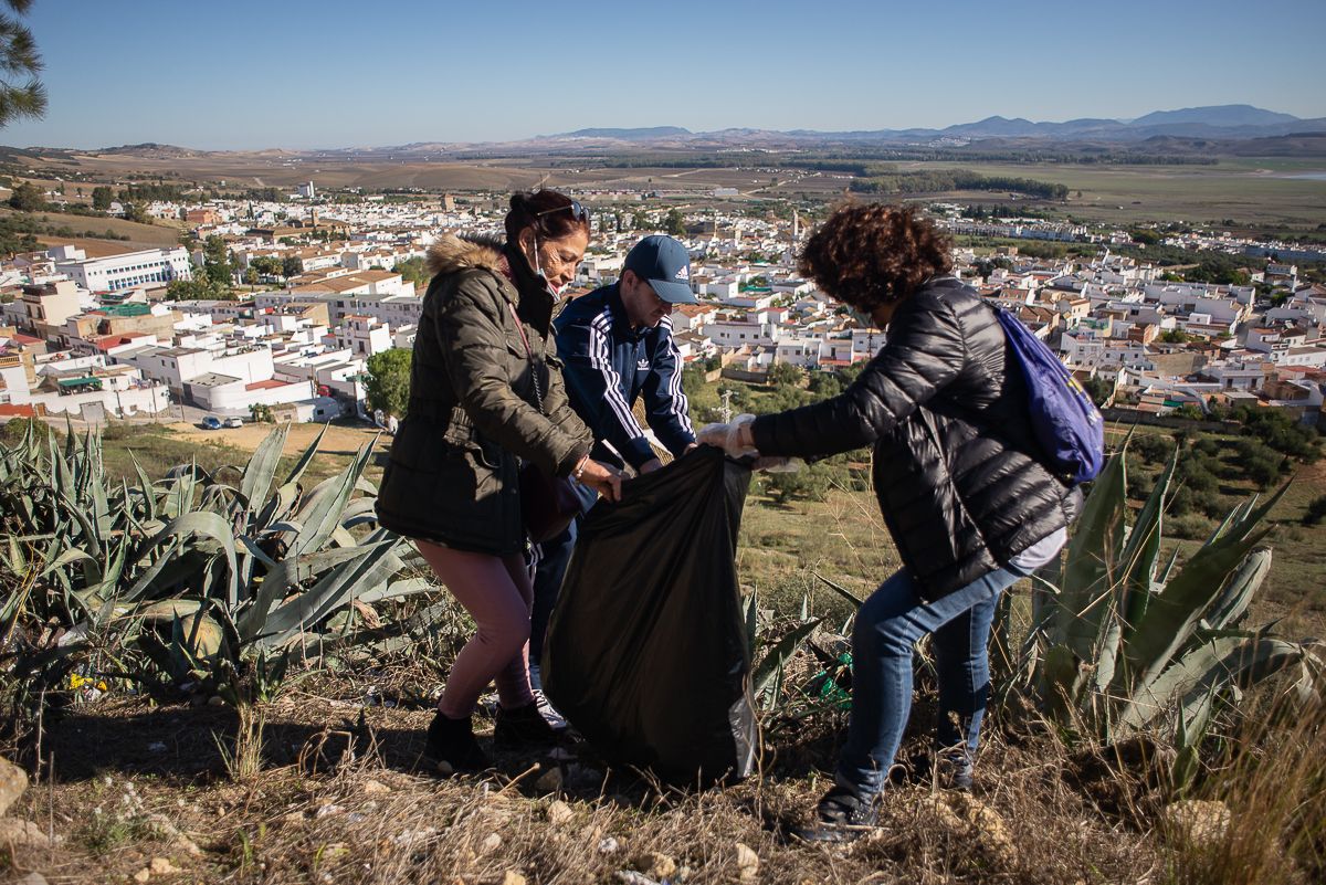 Los 'Guardianes del Entorno' de Bornos, la patrulla que limpia y conciencia contra el incivismo.   MANU GARCÍA