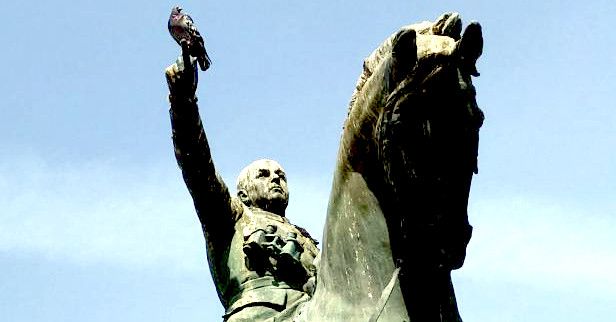 Estatua ecuestre del general Varela en San Fernando, uno de los títulos que desaparecerá.