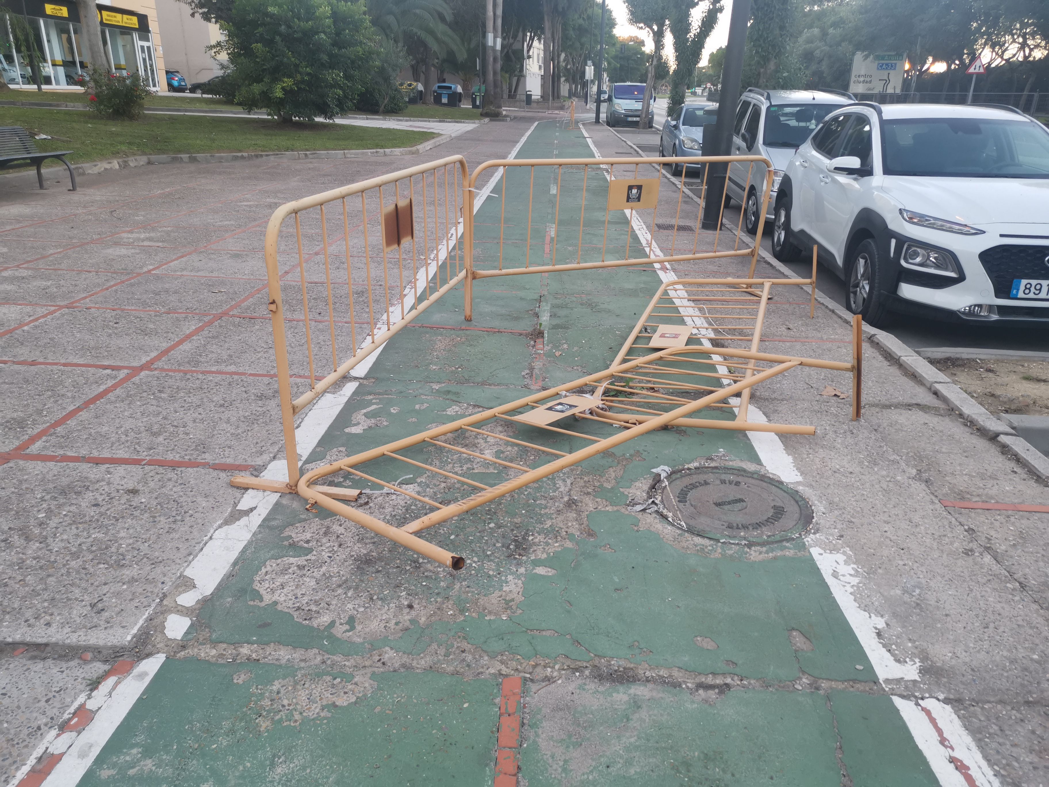 Vallas tiradas en un tramo.