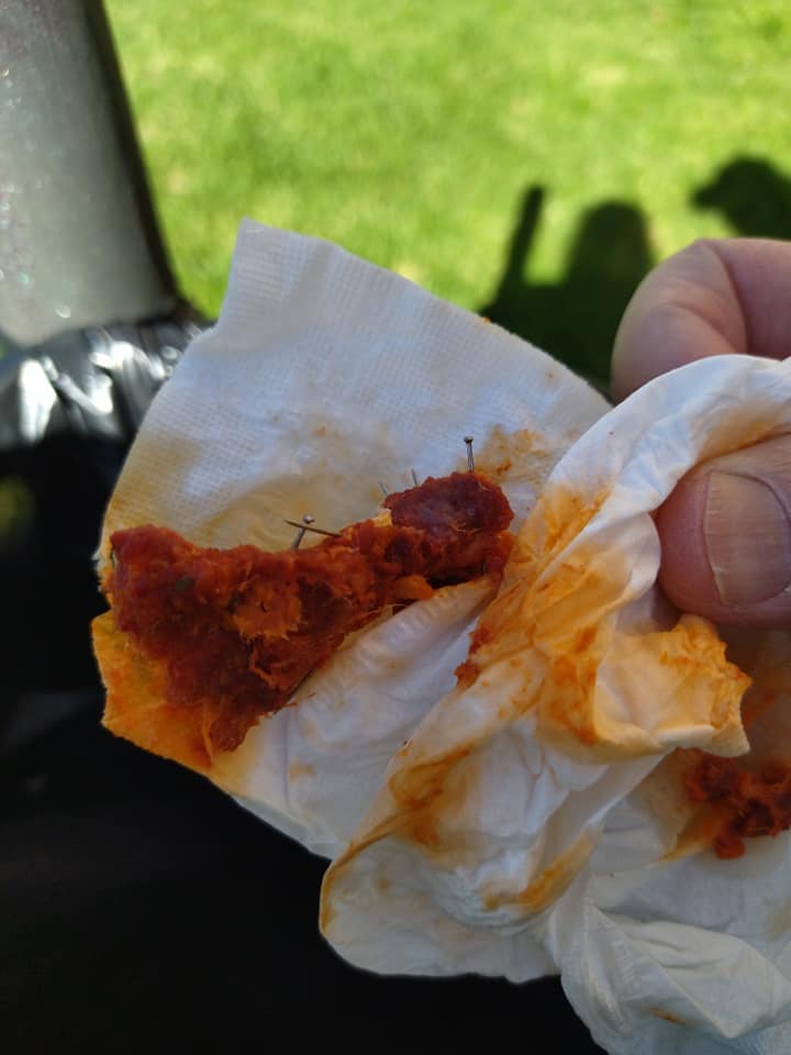 Chorizo con alfileres.  FACEBOOK