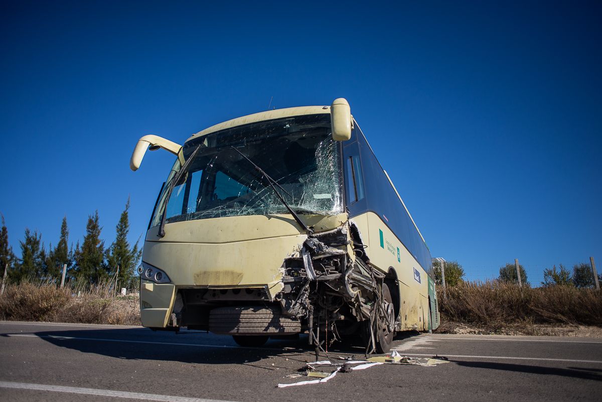 Estado en el que quedó el autobús tras el impacto del turismo.