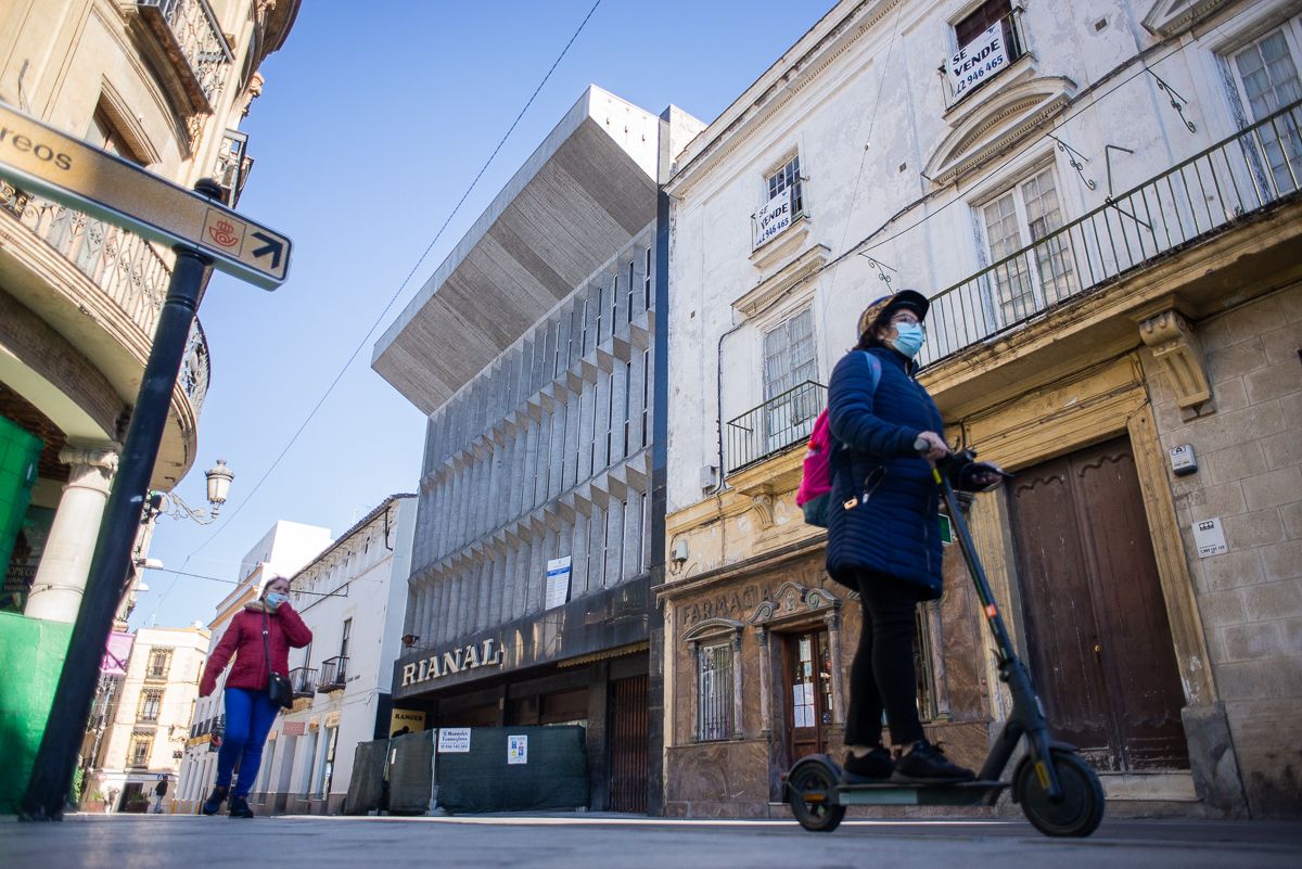Al fondo de la imagen, el mítico edificio de Rianal, en obras, en una imagen reciente.