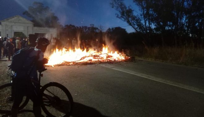 Barricadas en el acceso a Navantia en Puerto Real.