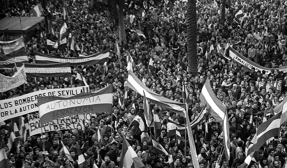 Manifestación en Sevilla el 4D de 1977 con multitud de banderas. PABLO JULIÁ Manifestación en Sevilla el 4D de 1977 con multitud de banderas. PABLO JULIÁ