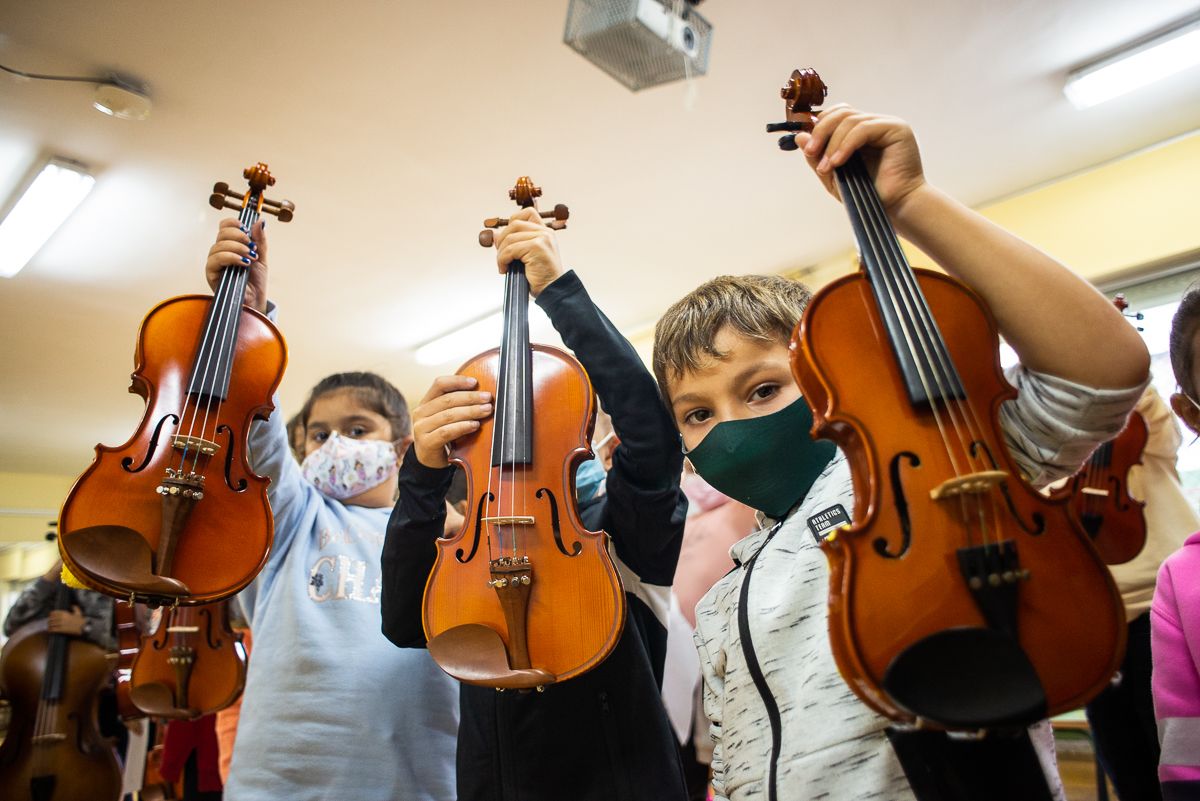 Alumnado del CEIP García Lorca de Jerez, con violines, durante un ensayo con la asociación Pequeño Orfeo.