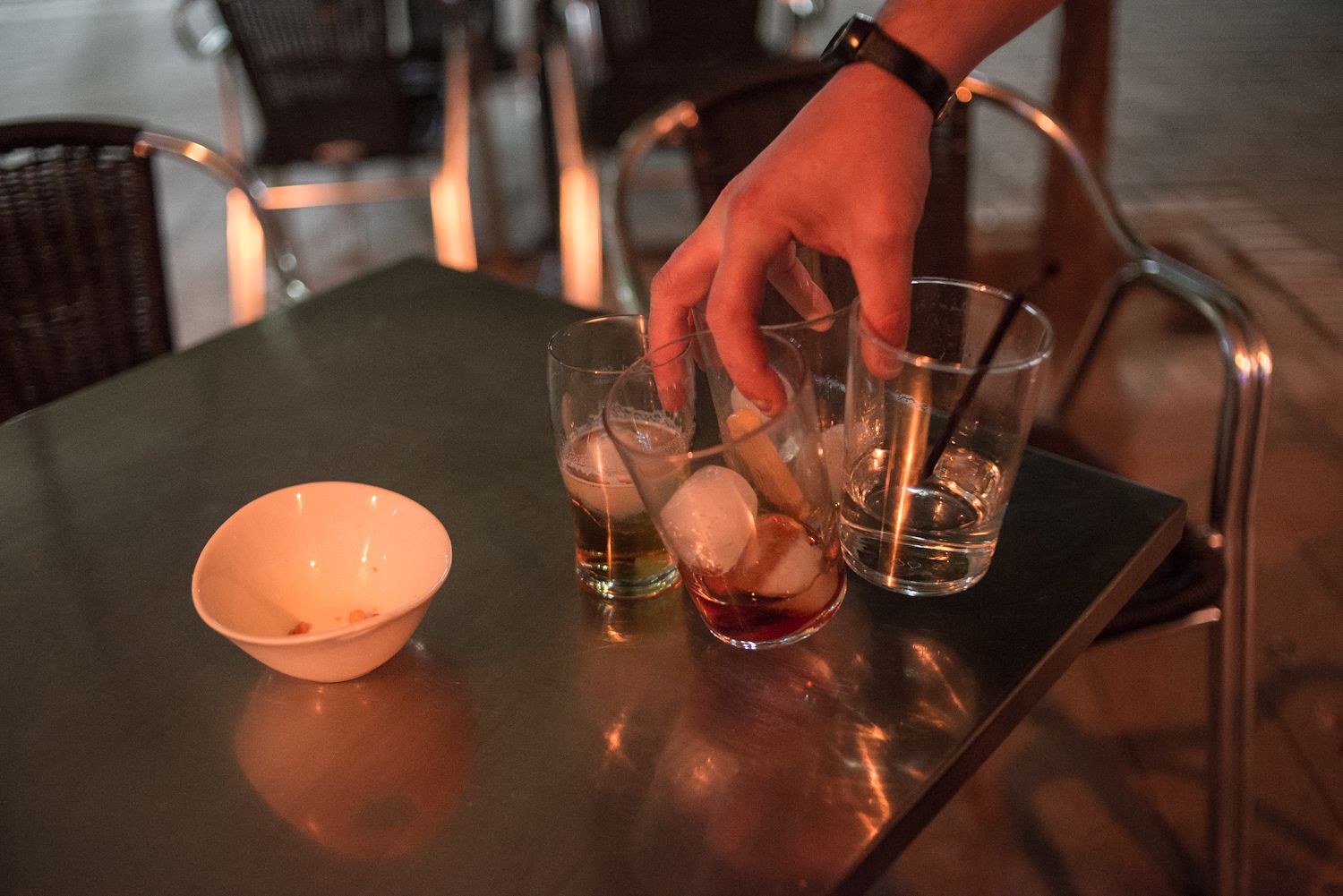 Un camarero recoge los vasos de una terraza de Jerez. 