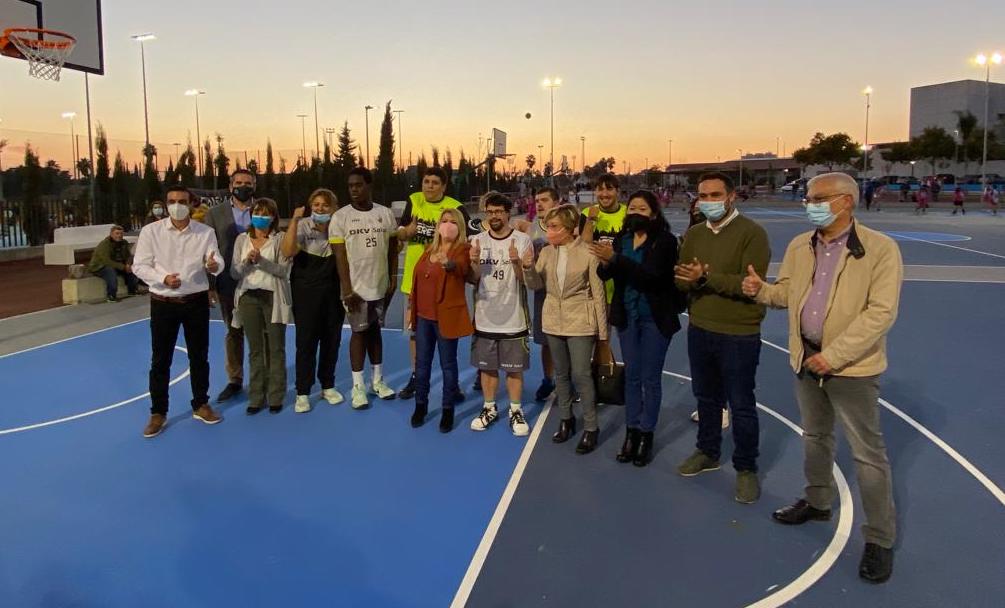 La alcaldesa, con miembros del gobierno local, en el nuevo espacio del Complejo Deportivo Chapín.