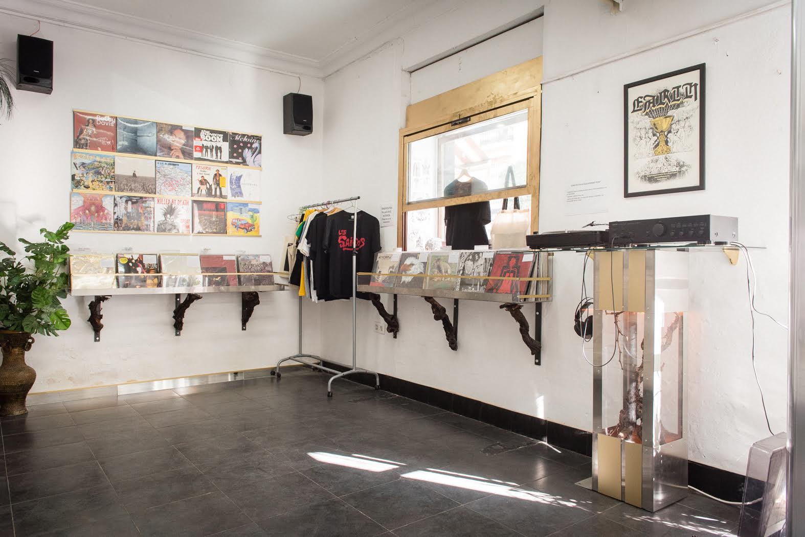 La tienda de discos tiene un plato donde poder escuchar los vinilos. 