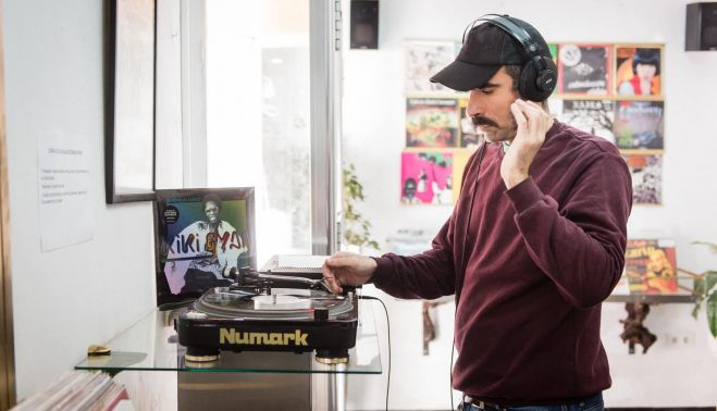 0Alfredo escucha el disco de Kiki Guyan, productor y teclista de los 80, que está dentro de sus recomendaciones.