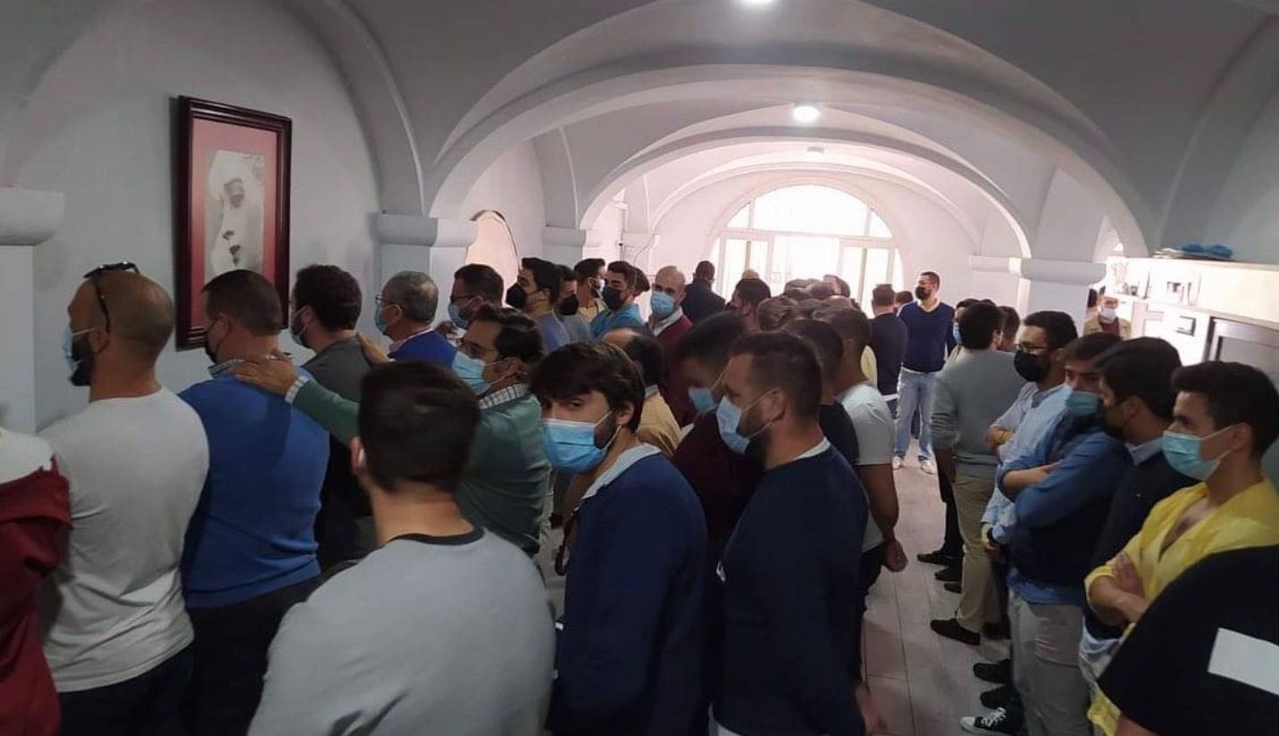 A la búsqueda de test de antígenos para todos los costaleros: buscan entre 50 y 80.000 en Jerez. En la imagen, reciente igualá de costaleros en la Hermandad de Loreto. A la búsqueda de test de antígenos para todos los costaleros: buscan entre 50 y 80.000 en Jerez. En la imagen, reciente igualá de costaleros en la Hermandad de Loreto.