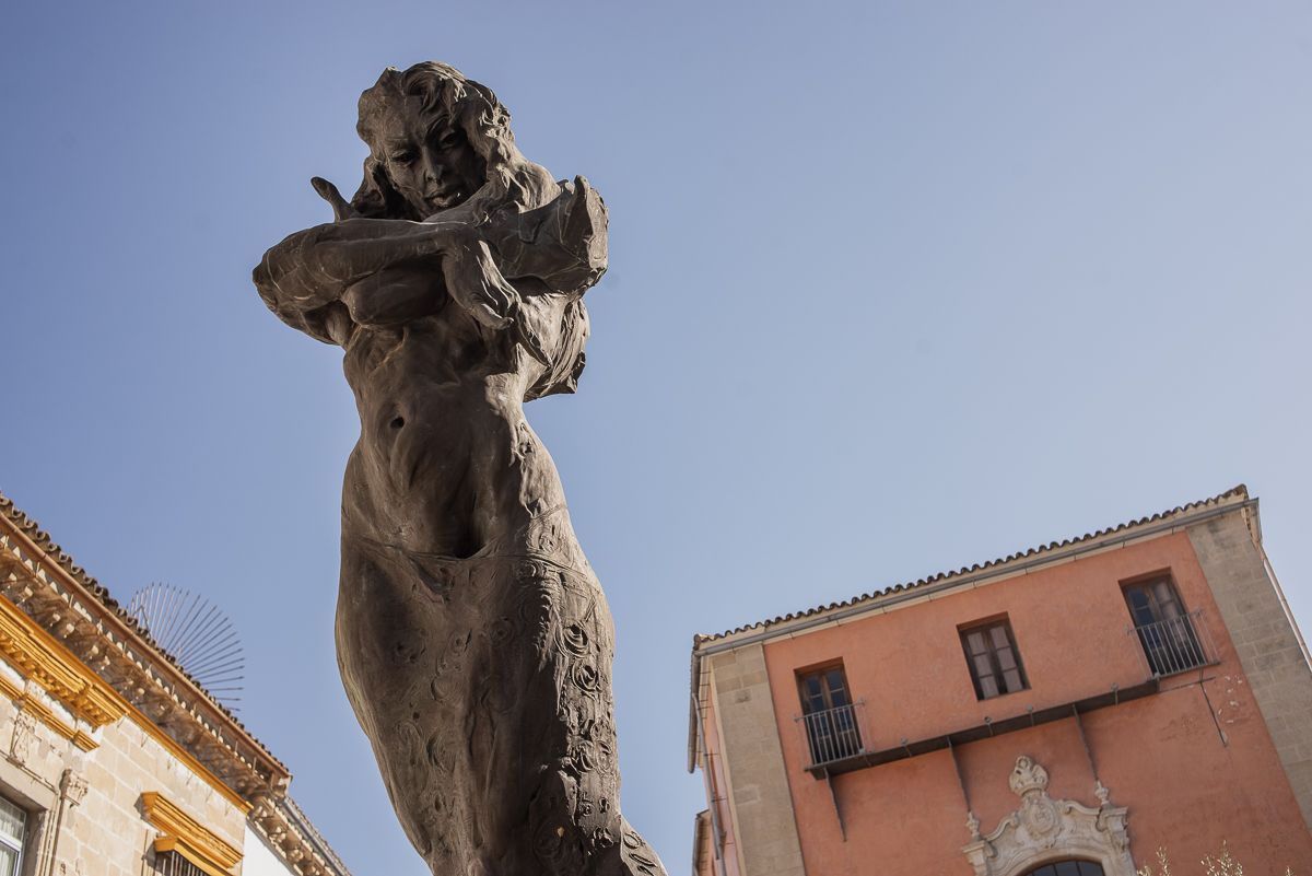 Escultura de Lola Flores, en la Cruz Vieja. 