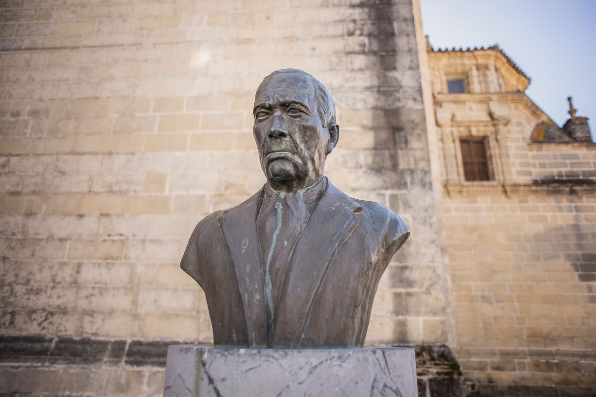 Escultura de Tío José de Paula, junto a la iglesia de Santiago. 