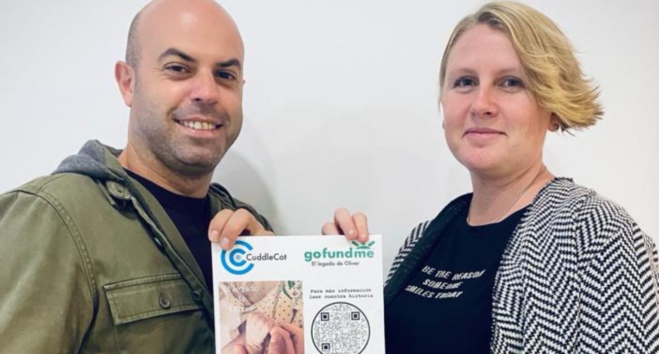 Manuel y Natalie, con el cartel de 'El legado de Oliver' que han creado para dar visibilidad a su iniciativa.