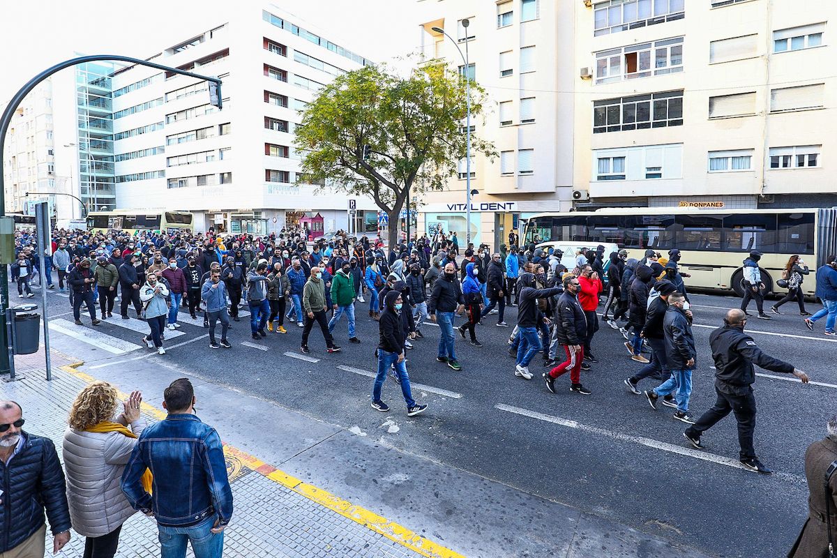 Trabajadores del metal, en huelga, de manifestación por las calles de Cádiz.