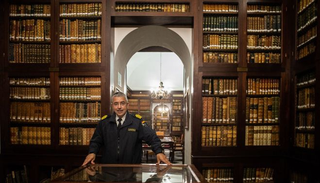El almirante Antonio Pazos, director del ROA, en la biblioteca de esta institución.