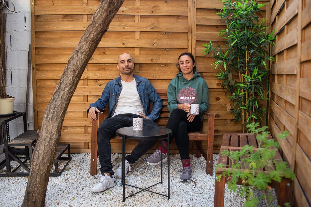 El patio de Govinda Yoga, un lugar donde aparcar las bicis o tomar un té.