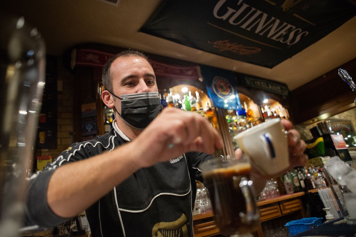 David prepara un café irlandés. 