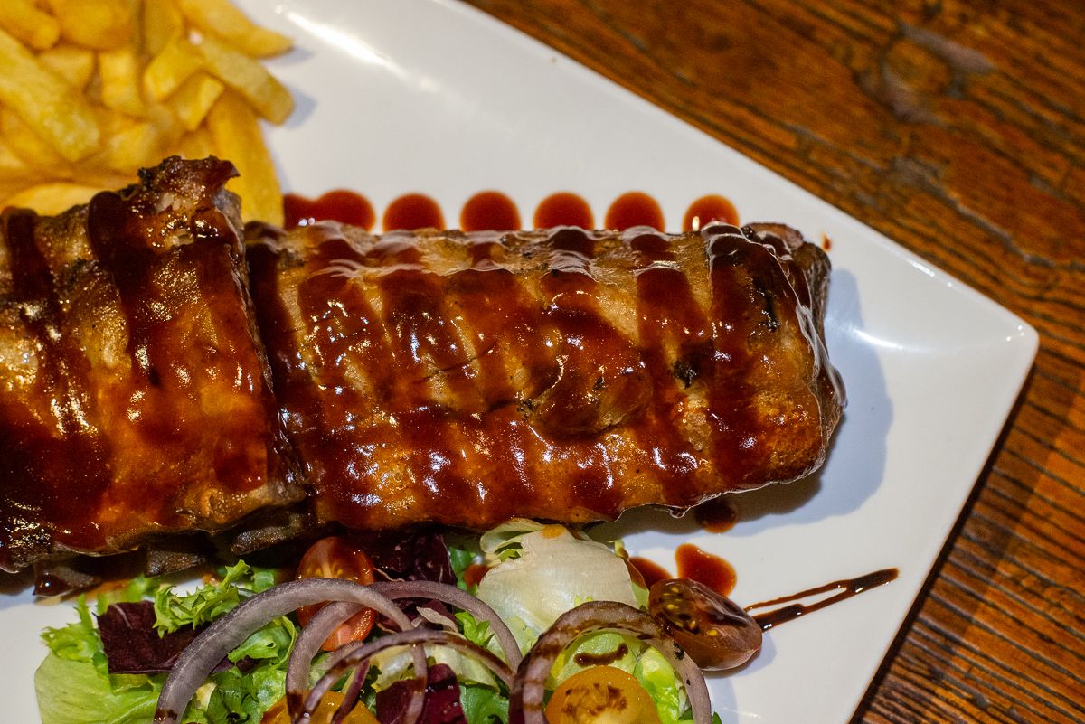 Costillar con salsa BBQ.