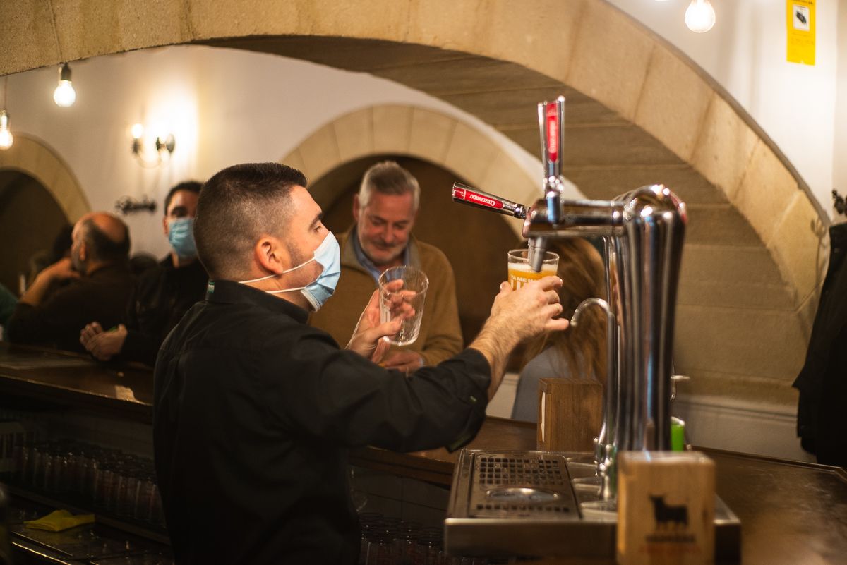 Joseli preparando una cerveza.