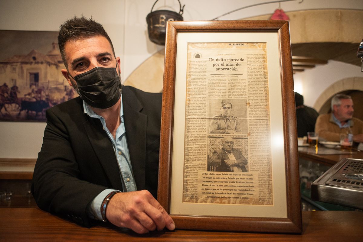 José Manuel enseña el recorte de periódico.