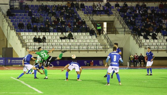 Una de las acciones que dejó el derbi entre San Fernando y Sanluqueño.   KITO DOÑA