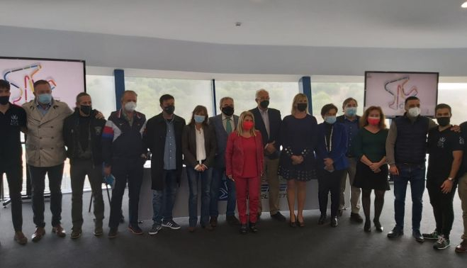 Foto de familia tras la presentación del proyecto en el Circuito de Jerez.