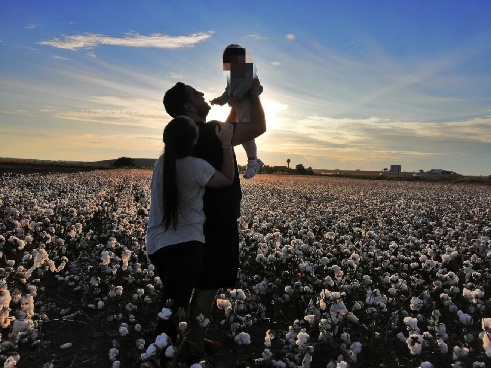 Tamara y David, con la pequeña Valentina.