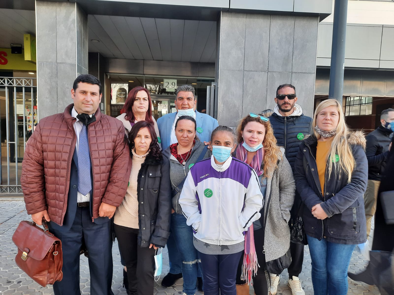 Sara Casas, junto a abogado, amistades y representantes de la Asociación del Menor Tutelado.