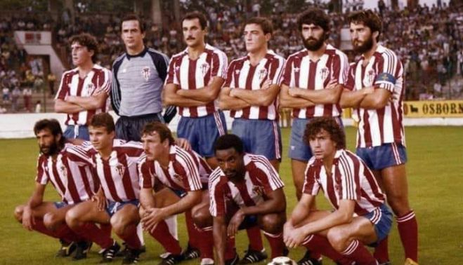 Mesa, primero por la izquierda en la fila de abajo, con el Sporting de Gijón.