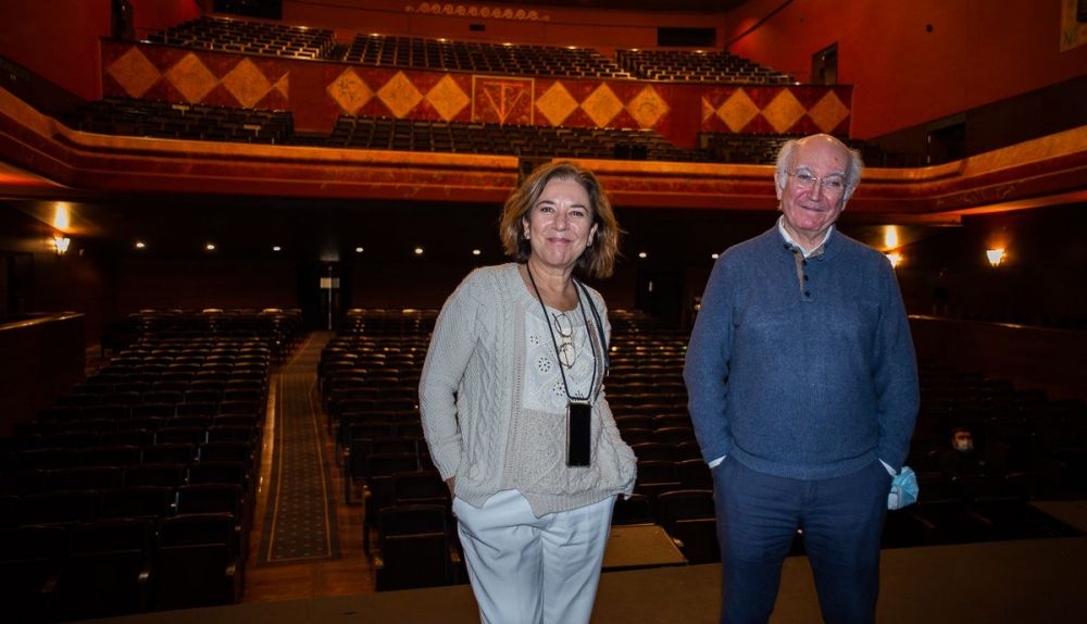Los dos directores de Villamarta desde 1996 posan tras la entrevista, sobre el escenario y ante el patio de butacas.   MANU GARCÍA