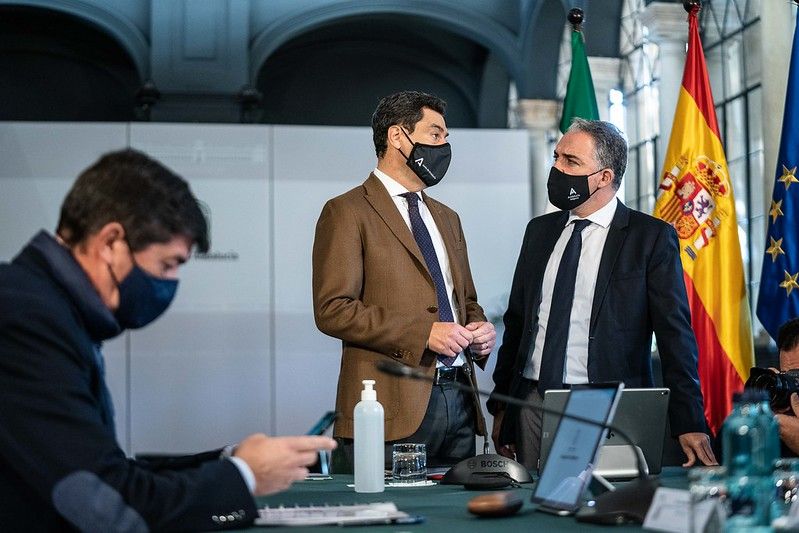 El presidente andaluz, Juan Manuel Moreno, con el consejero de la Presidencia, Elías Bendodo, y el vicepresidente Juan Marín en primer plano.