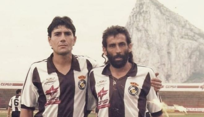 Con la Balona, con el Peñón de Gibraltar al fondo.