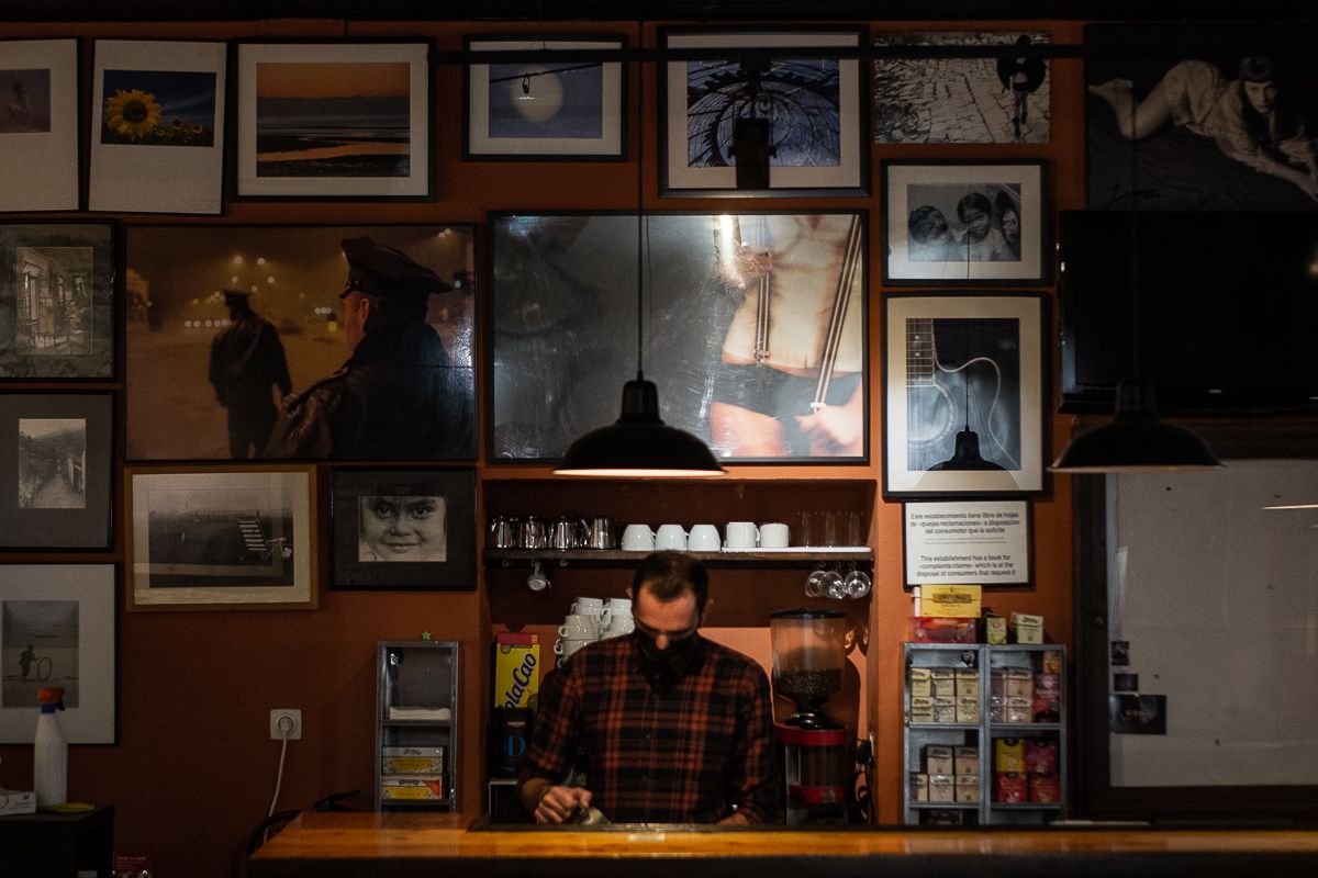 Paredes repletas de fotografías en el local.