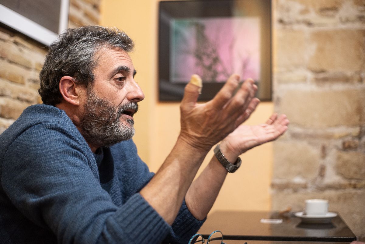 El dinamizador cultural durante la entrevista.
