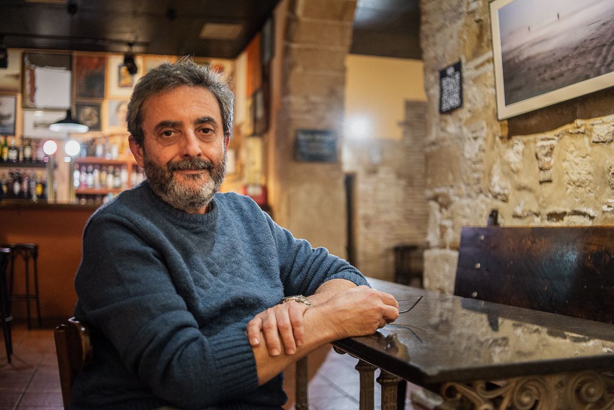 Juan José en una de las mesas del local.